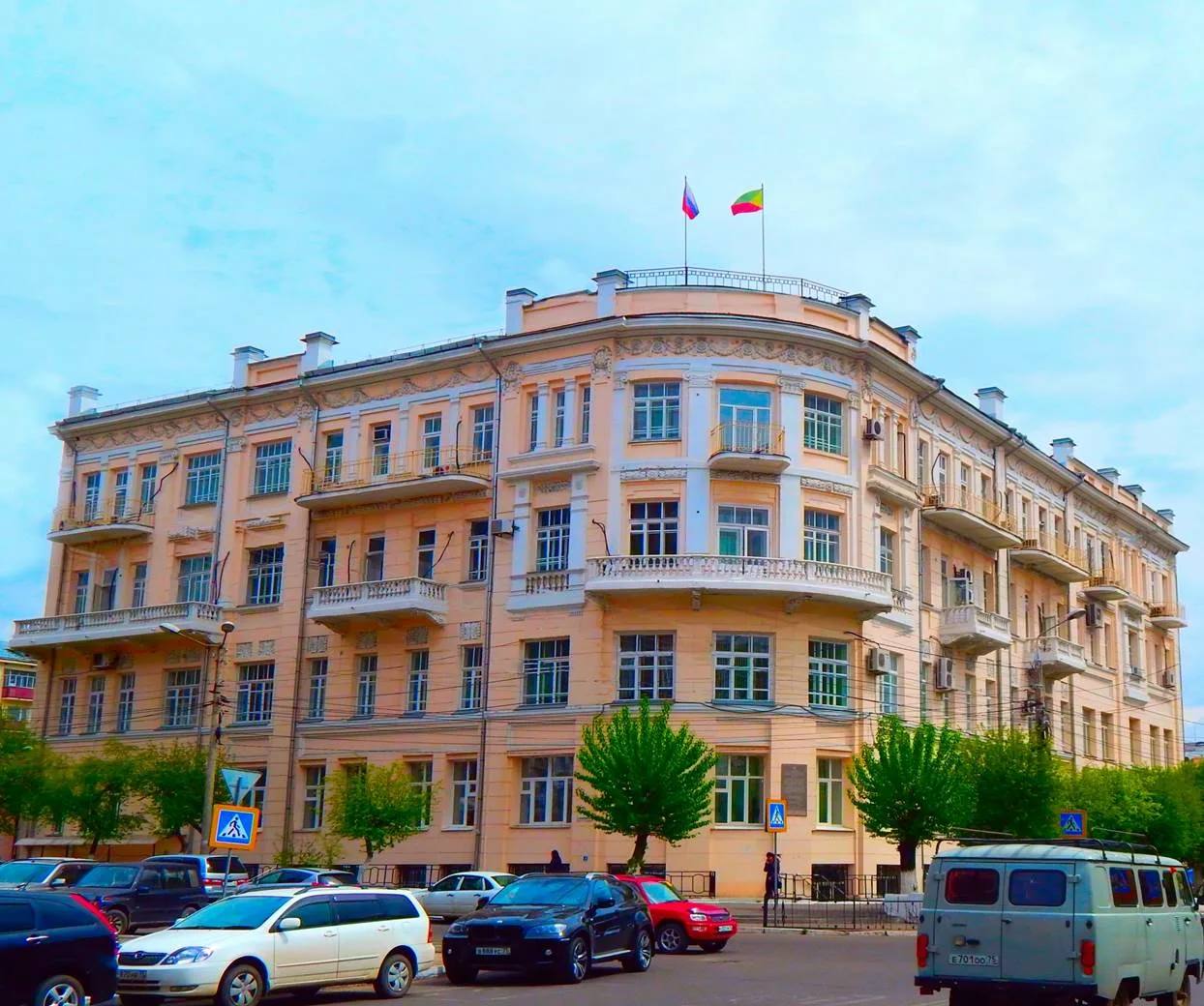 Братья Самсоновичи. О братьях-купцах Моисее и Давиде Самсоновичах, как о большинстве состоятельных представителей своей эпохи, сегодня нам красноречивее всего рассказывают построенные ими здания Братья Самсоновичи. О братьях-купцах Моисее и Давиде Самсоновичах, как о большинстве состоятельных представителей своей эпохи, сегодня нам красноречивее всего рассказывают построенные ими здания