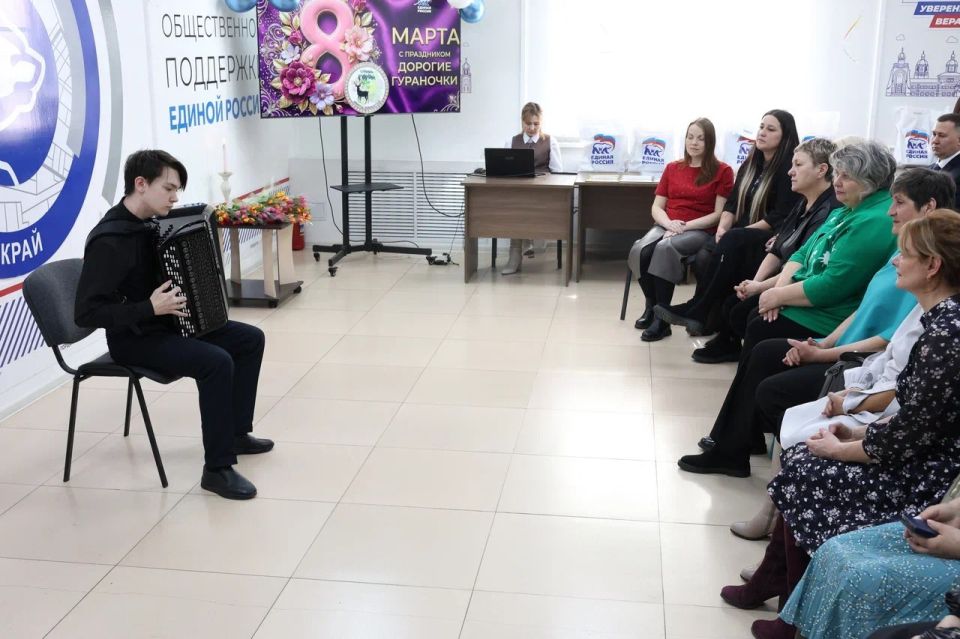 Участники кадрового проекта «Герои – Победы. Будущее» поздравили женщин-волонтёров