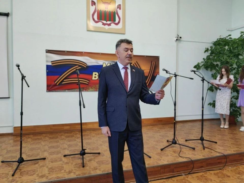 Председатель гордумы Евгений Ярилов, глава района Алексей Пономарев, депутаты Артём Волков и Максим Потапов поздравили женщин Железнодорожного района с наступающим праздником