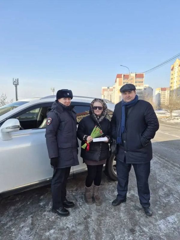 Депутат Думы Читы Степан Викулов совместно с сотрудниками ГИБДД поздравил читинок с 8 марта