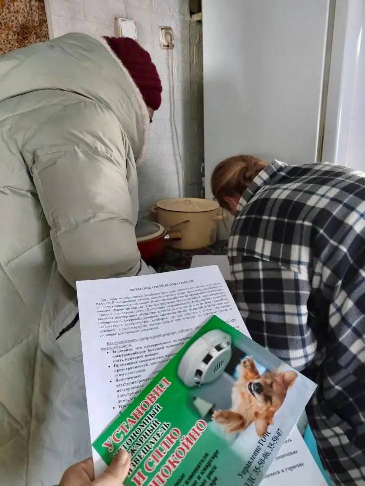 Комиссией по делам несовершеннолетних и защите их прав Железнодорожного района города Читы совместно с сотрудниками Управления ГО и ЧС, ГУСО ЧКЦСОН «Берегиня» проведен межведомственный профилактический рейд по соблюдению... Комиссией по делам несовершеннолетних и защите их прав Железнодорожного района города Читы совместно с сотрудниками Управления ГО и ЧС, ГУСО ЧКЦСОН «Берегиня» проведен межведомственный профилактический рейд по соблюдению...