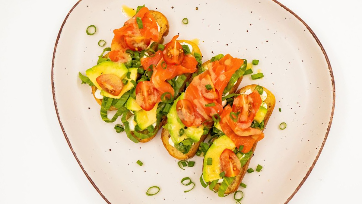 Необычная брускетта с лососем и авокадо для настоящих гурманов