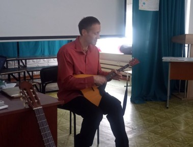 Ветеранская организация прокуратуры края провела для школьников литературно-музыкальную встречу, посвященную Борису Макарову