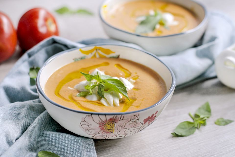 Нежный томатный крем-суп с базиликом и моцареллой: вкус Италии у вас на столе