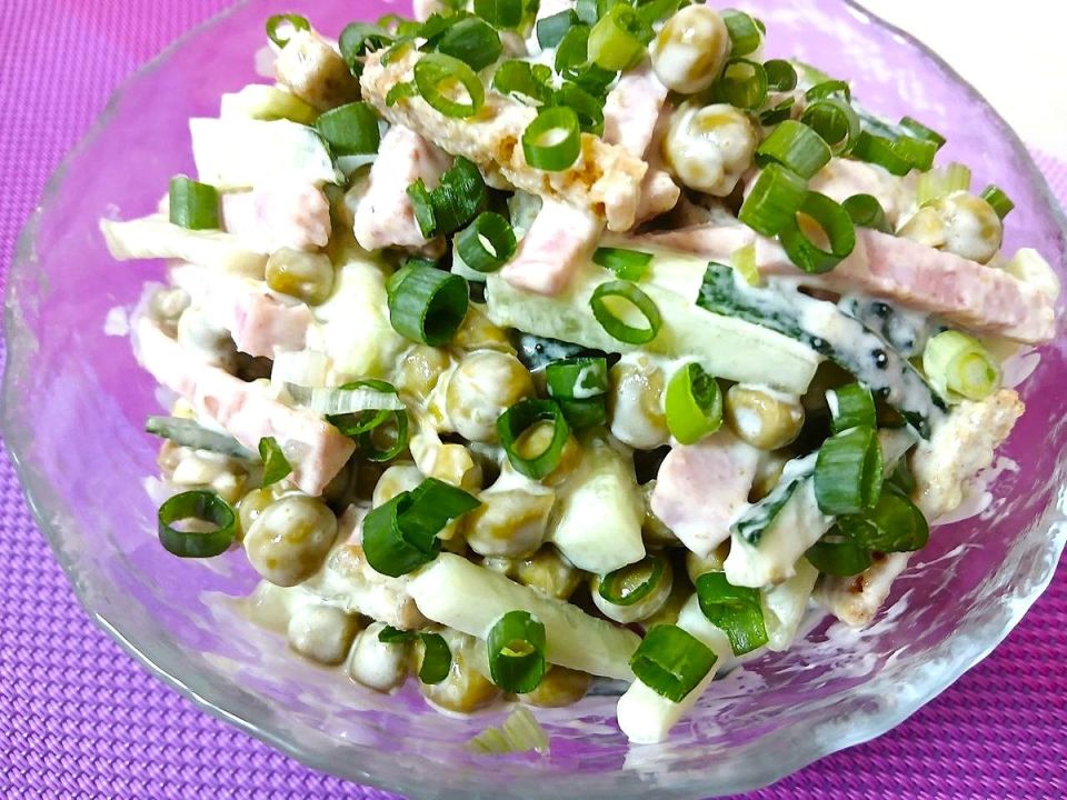 Скоростной салат с колбасой и огурцами для быстрых перекусов