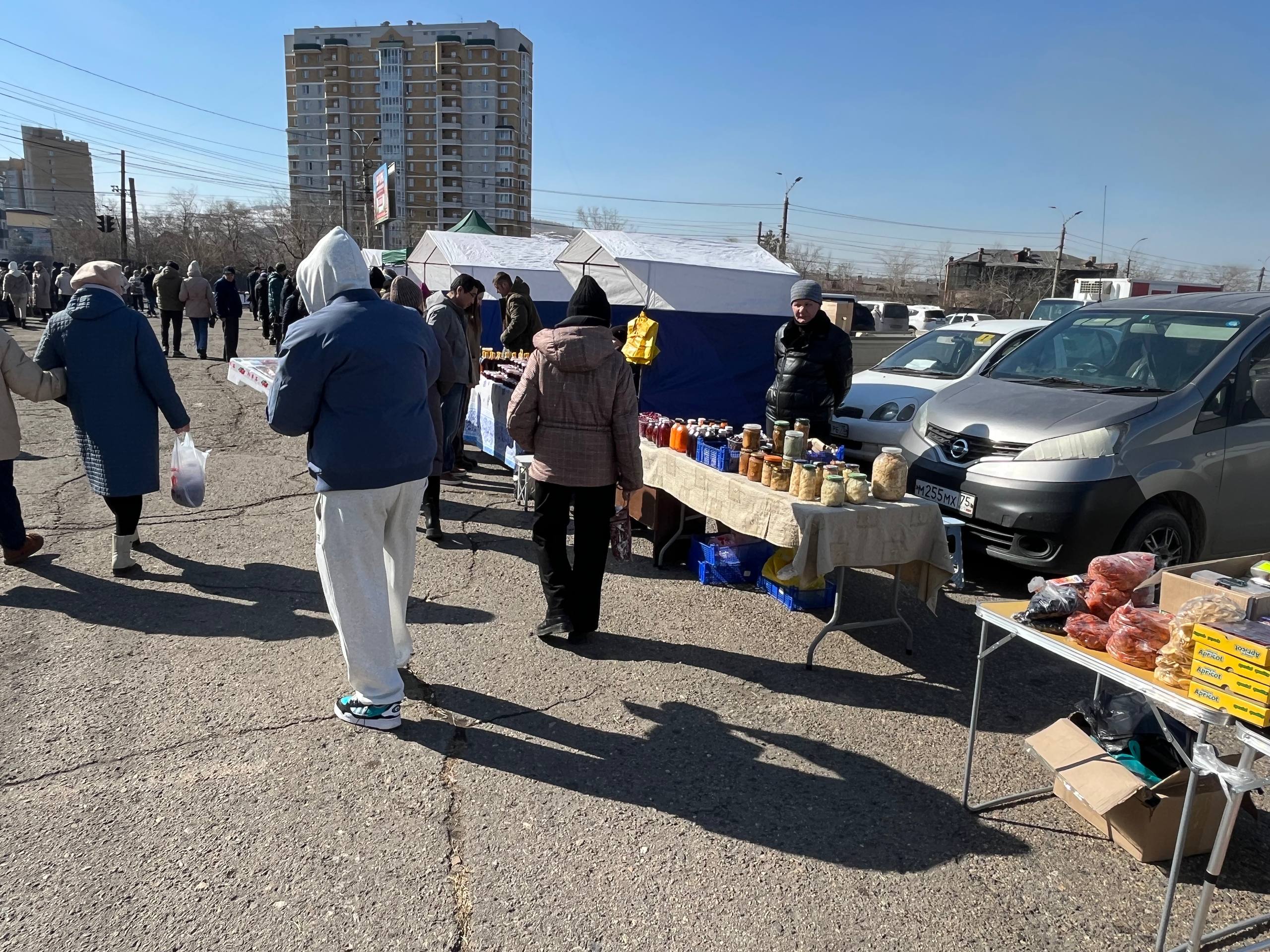 Универсальная ярмарка выходного дня проходит сегодня, 21 марта, на площади Революции Универсальная ярмарка выходного дня проходит сегодня, 21 марта, на площади Революции