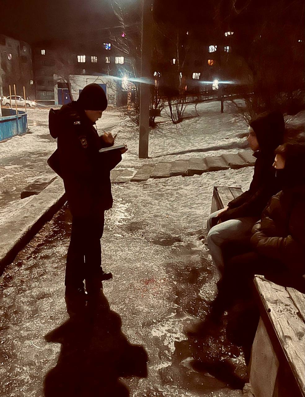 В Железнодорожном районе Читы прошел вечерний межведомственный рейд по общественным местам и общежитиям, расположенным по улице Ползунова 15, 17