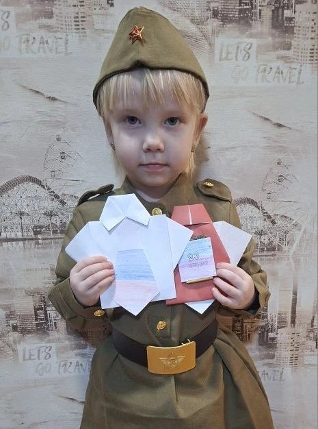 Судебный пристав с маленькой дочкой изготавливают в Забайкалье гуманитарную помощь для участников СВО Судебный пристав с маленькой дочкой изготавливают в Забайкалье гуманитарную помощь для участников СВО