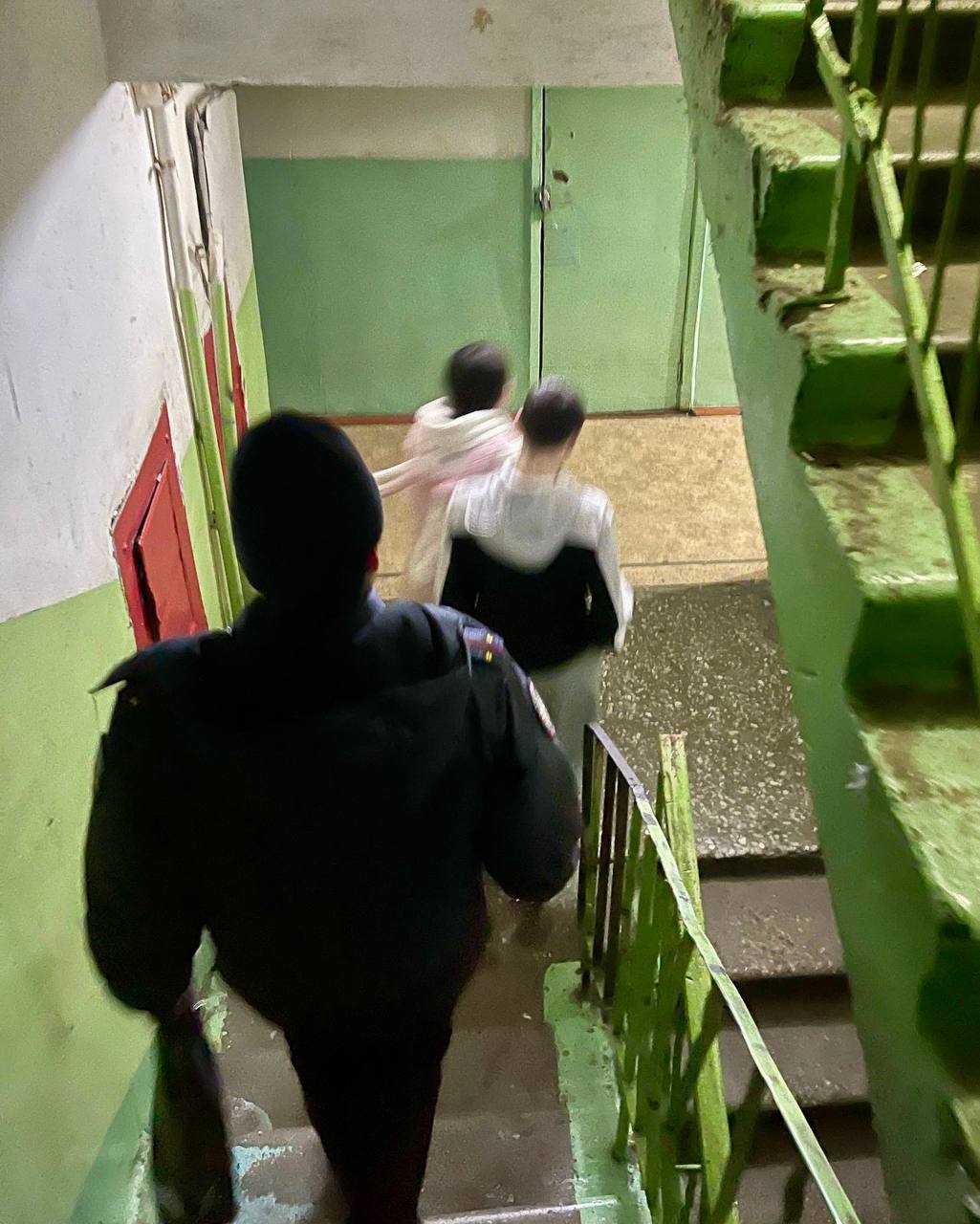 В Железнодорожном районе Читы прошел вечерний межведомственный рейд по общественным местам и общежитиям, расположенным по улице Ползунова 15, 17 В Железнодорожном районе Читы прошел вечерний межведомственный рейд по общественным местам и общежитиям, расположенным по улице Ползунова 15, 17