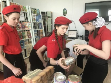 Спички длительного горения, нашлемники и подушки для бойцов СВО сделали юнармейцы Петровск-Забайкальского округа