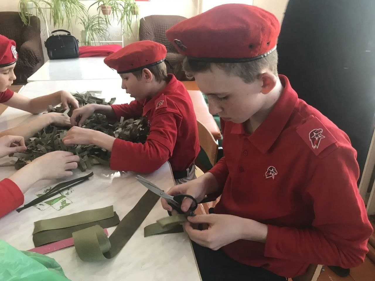 Спички длительного горения, нашлемники и подушки для бойцов СВО сделали юнармейцы Петровск-Забайкальского округа Спички длительного горения, нашлемники и подушки для бойцов СВО сделали юнармейцы Петровск-Забайкальского округа