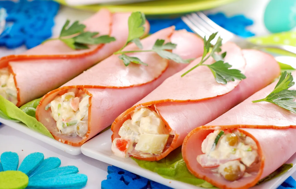 Аппетитные рулетики для новогоднего стола: 5 быстрых и вкусных закусок