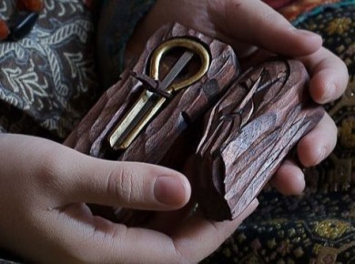 В Чите полицейские установили подозреваемую в краже музыкального инструмента из пункта выдачи заказов