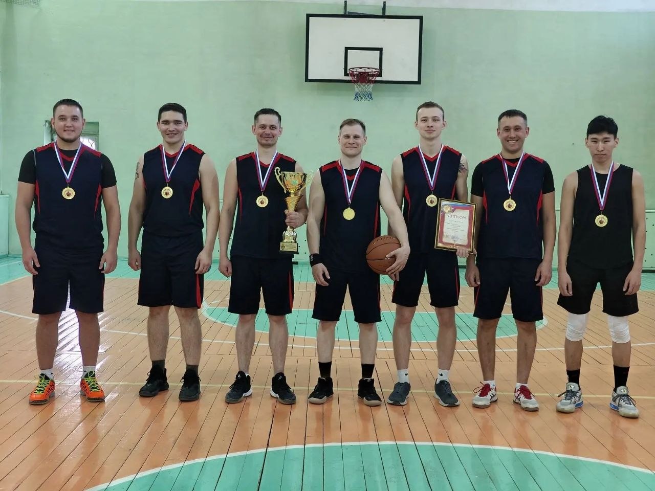 В Чите сотрудники полиции сразились в турнире по баскетболу В Чите сотрудники полиции сразились в турнире по баскетболу