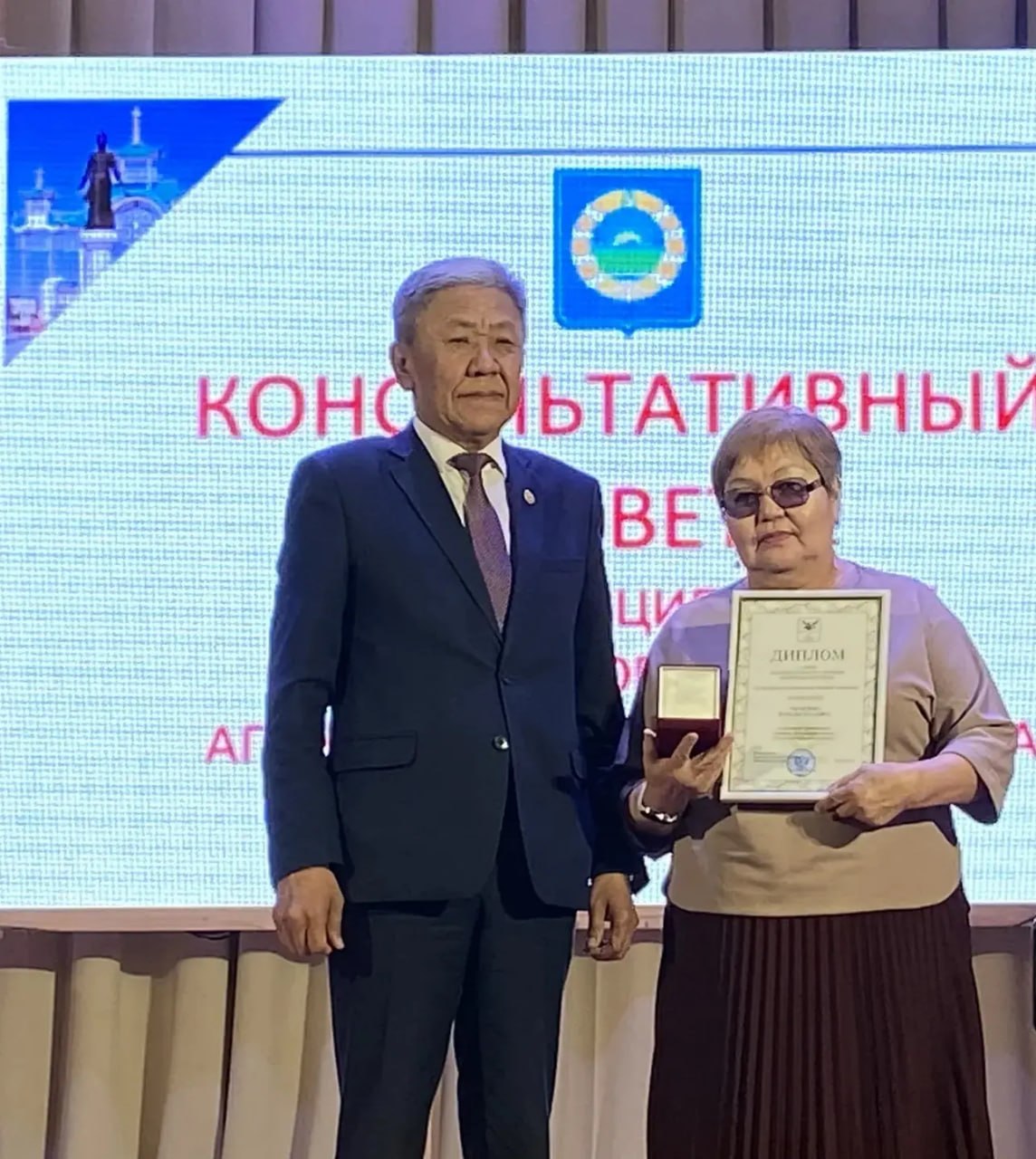 Знак Заксобрания «За поддержку специальной военной операции» вручили волонтерам Аги Знак Заксобрания «За поддержку специальной военной операции» вручили волонтерам Аги