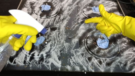 Как легко и быстро очистить кухонную плиту: секреты для всех типов