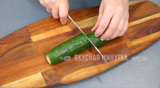 Как сохранить свежесть огурцов в салате и не испортить праздник