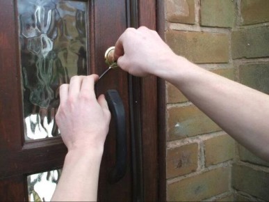 Как открыть захлопнувшуюся дверь: полезные советы от мастеров