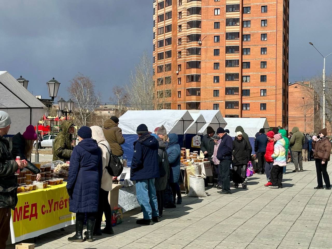 Итоги ярмарки. Весенний ветер не смог помешать участникам ярмарки выходного дня, прошедшей вчера на площади Труда в Черновском районе Итоги ярмарки. Весенний ветер не смог помешать участникам ярмарки выходного дня, прошедшей вчера на площади Труда в Черновском районе