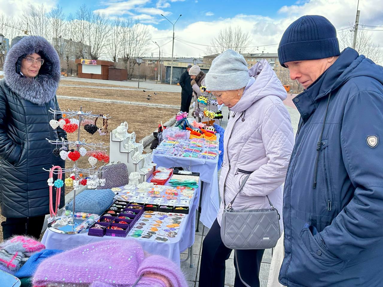 Итоги ярмарки. Весенний ветер не смог помешать участникам ярмарки выходного дня, прошедшей вчера на площади Труда в Черновском районе Итоги ярмарки. Весенний ветер не смог помешать участникам ярмарки выходного дня, прошедшей вчера на площади Труда в Черновском районе