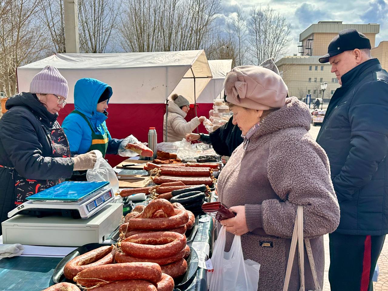 Итоги ярмарки. Весенний ветер не смог помешать участникам ярмарки выходного дня, прошедшей вчера на площади Труда в Черновском районе
