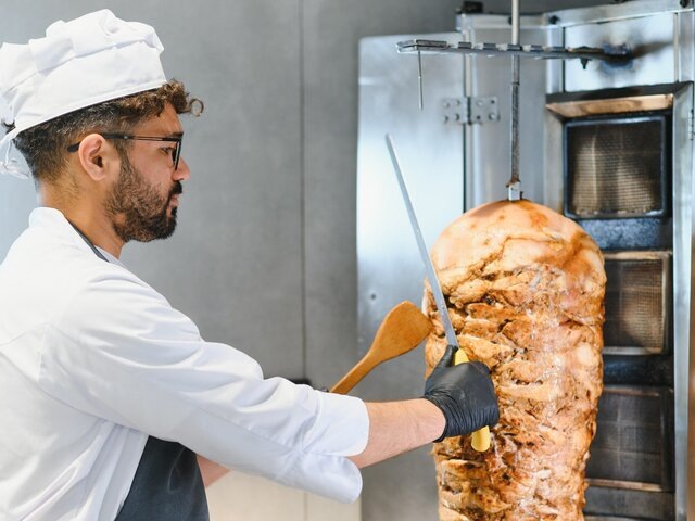 Шаурмисты в Москве: зарплата до 150 тысяч рублей