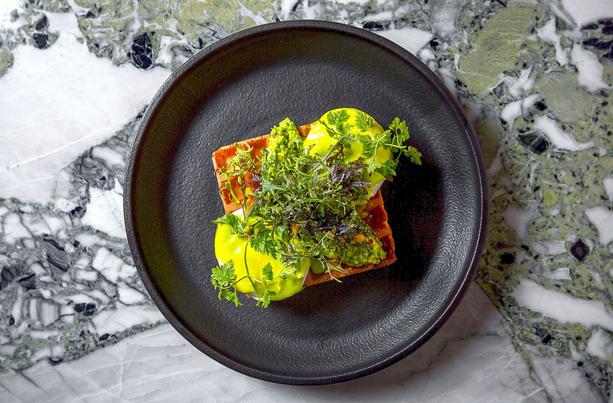 Волшебство безглютеновых вафель с авокадо и яйцом пашот