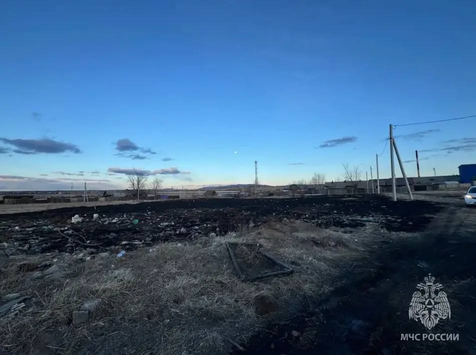 Непотушенная зола стала причиной пожара на площади 500 квадратных метров