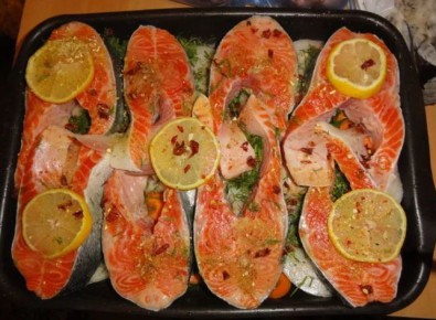 Запеченная красная рыба с золотистой корочкой: как удивить гостей и себя