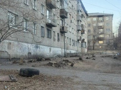 Во дворе на улице Курнатовского, 76, в Чите вырубили порядка 20 деревьев