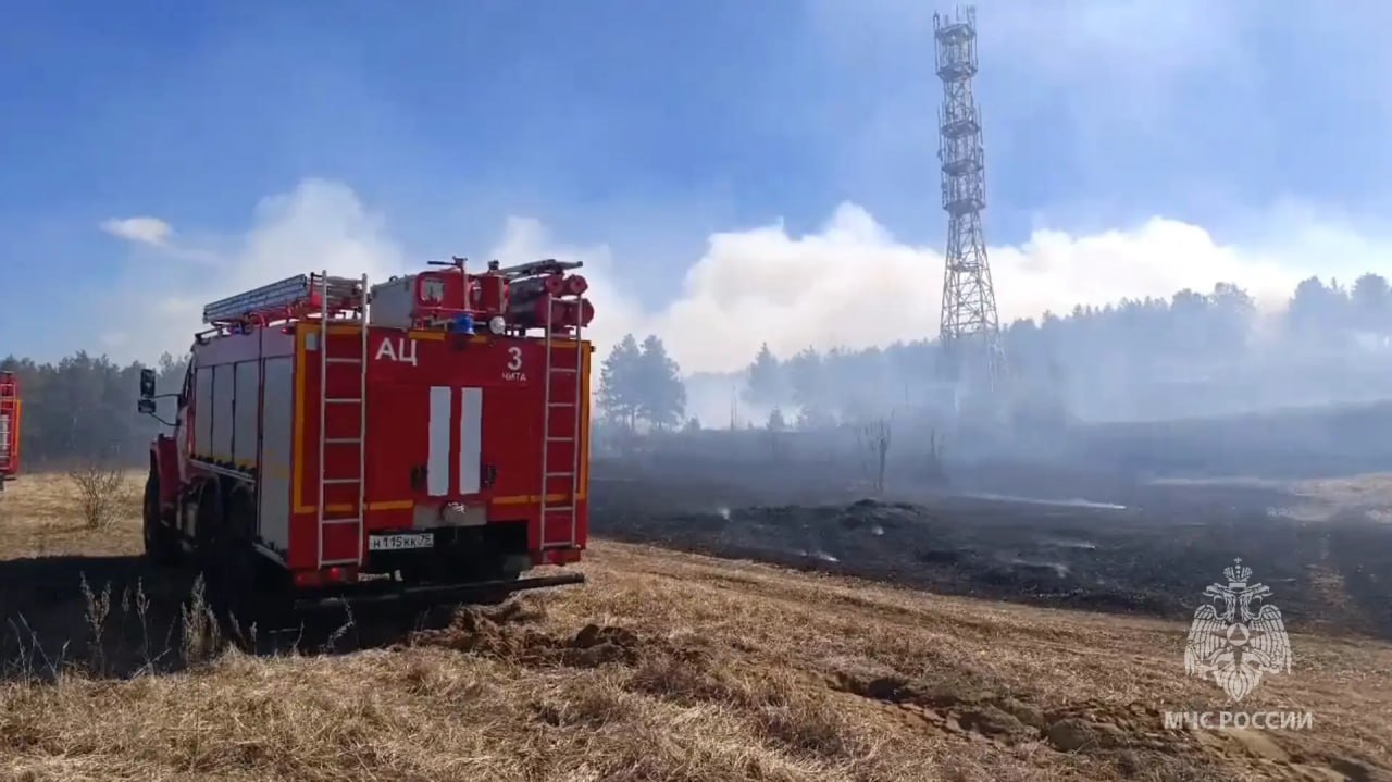 Огнеборцы ликвидируют пожар на Батарейной сопке в Чите Огнеборцы ликвидируют пожар на Батарейной сопке в Чите