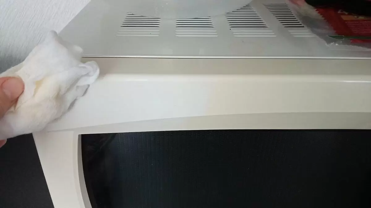 Как вернуть белоснежный вид старым розеткам и выключателям без больших затрат