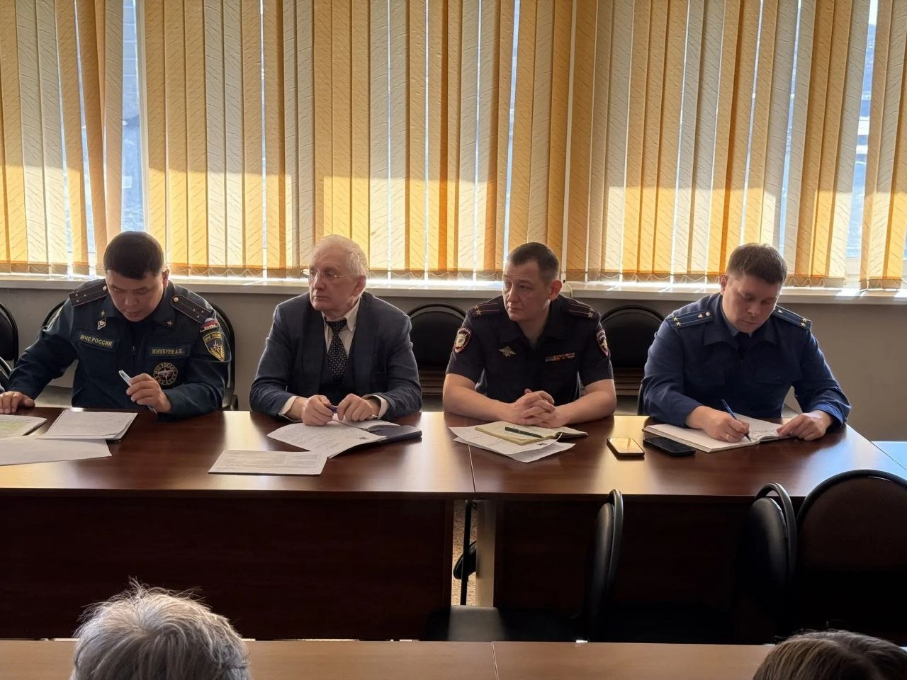 В администрации Центрального района Читы состоялось совещание с участием главы администрации района Игоря Калмыкова, председателей дачных кооперативов, а также представителей ведомств: В администрации Центрального района Читы состоялось совещание с участием главы администрации района Игоря Калмыкова, председателей дачных кооперативов, а также представителей ведомств: