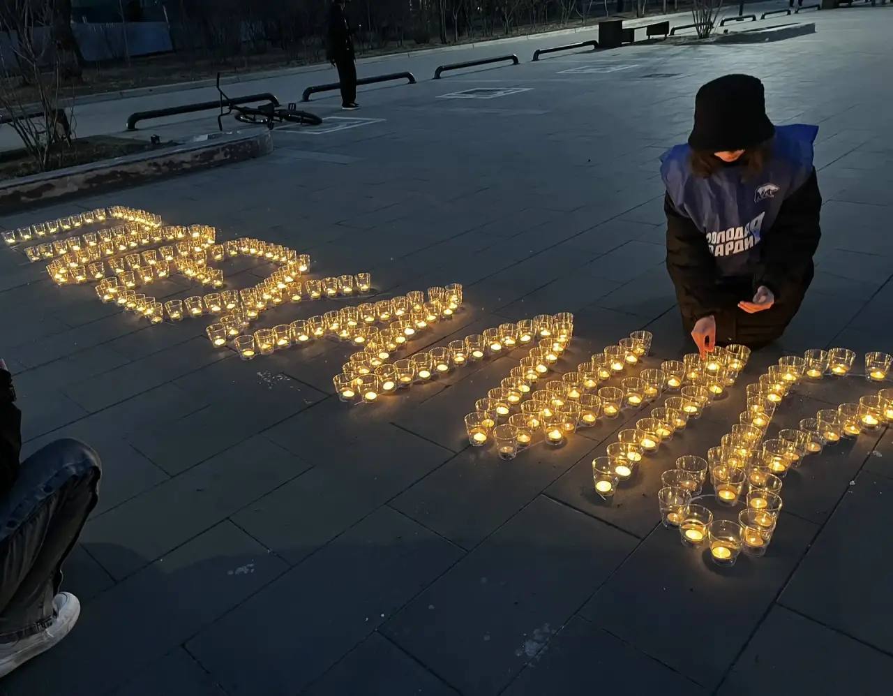 «Поехали!». Инсталляцию ракеты завершили, несмотря на холодную погоду «Поехали!». Инсталляцию ракеты завершили, несмотря на холодную погоду