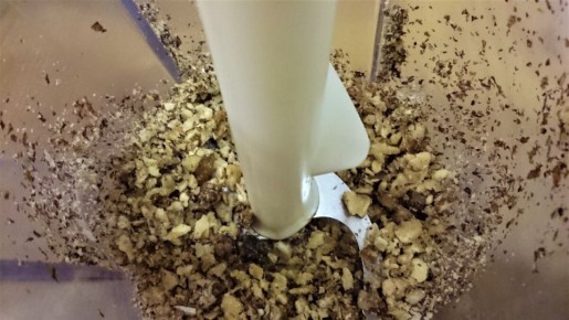 Нежная коврижка с грецкими орехами: бюджетный рецепт без яиц