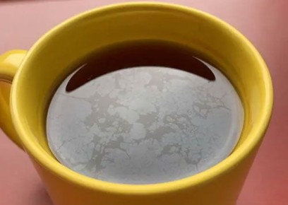 Почему пленка на чае портит наслаждение? Простой способ избавиться от нее