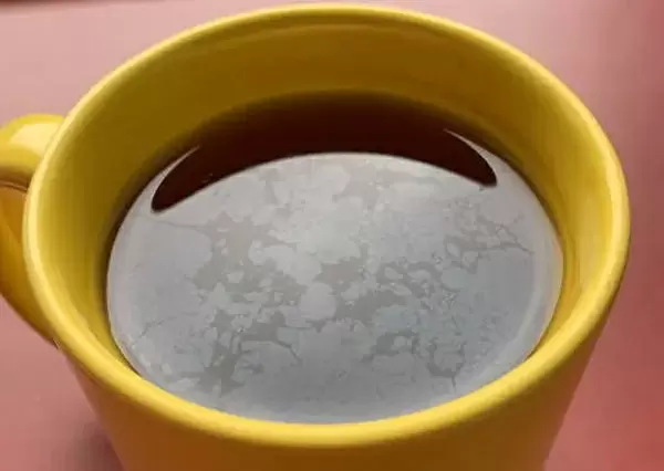 Почему пленка на чае портит наслаждение? Простой способ избавиться от нее