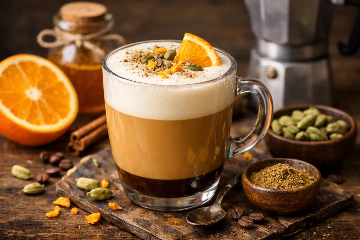 Ароматный апельсиновый латте с кардамоном: приготовьте его дома за 5 минут