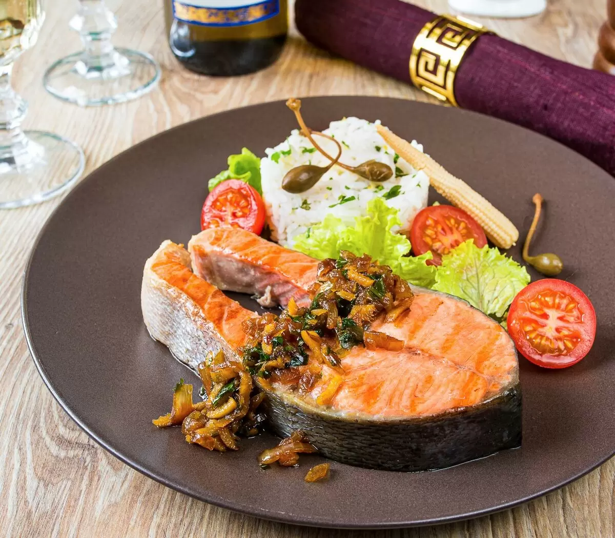 Лососевые стейки с проблесками имбиря: быстро и вкусно!