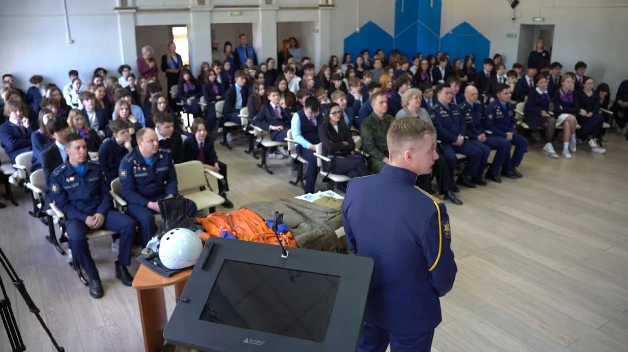 Лётчики и штурманы провели Урок мужества в Чите Лётчики и штурманы провели Урок мужества в Чите