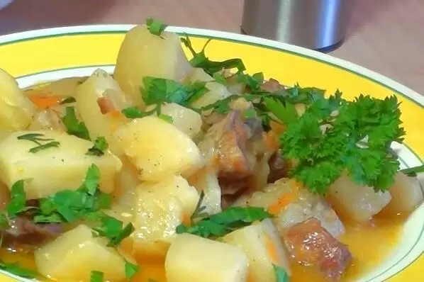 Жаркое из свинины с картошкой: простой и атмосферный домашний рецепт