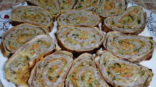 Вкусный рулет с фаршем и овощами: легкий рецепт для всей семьи
