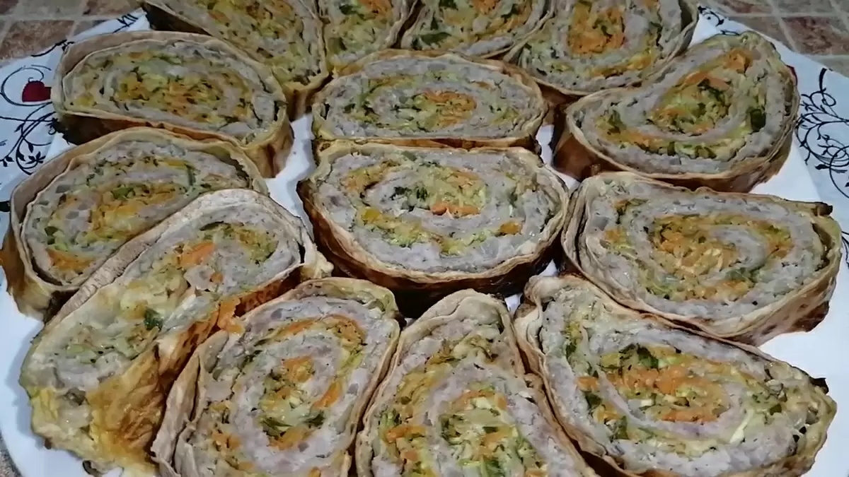 Вкусный рулет с фаршем и овощами: легкий рецепт для всей семьи