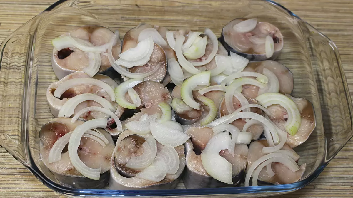 Секреты запеченной скумбрии: как вкусно и просто превратить рыбу в кулинарный шедевр