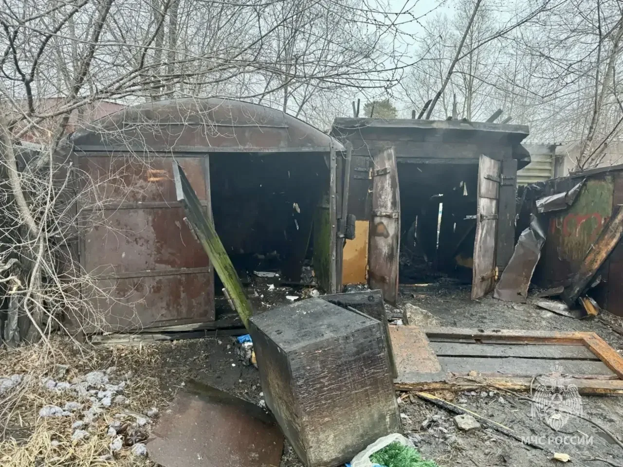 Спички – не игрушка!. Житель Песчанки, устраивавший неделю назад поджоги мусора на улице Юности, снова отличился: на сей раз по его вине загорелось два бесхозных гаража