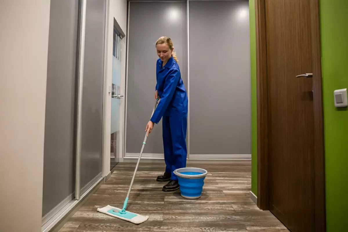 Как вернуть былую чистоту грязному линолеуму: советы и хитрости