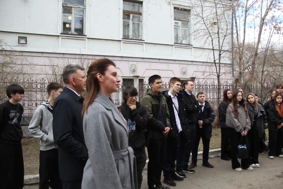 Инна Щеглова: «Подвиг Родины моей». Выставка с таким названием, посвящённая 81летию Победы, торжественно открылась сегодня в музейном квартале Читы — между улицами Чкалова и Бабушкина Инна Щеглова: «Подвиг Родины моей». Выставка с таким названием, посвящённая 81летию Победы, торжественно открылась сегодня в музейном квартале Читы — между улицами Чкалова и Бабушкина