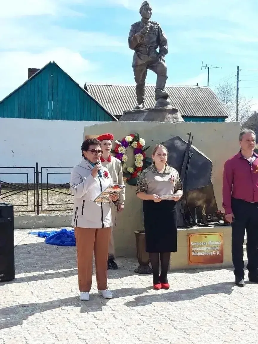 В Нижнем Стане поставили памятник снайперу Семёну Номоконову В Нижнем Стане поставили памятник снайперу Семёну Номоконову