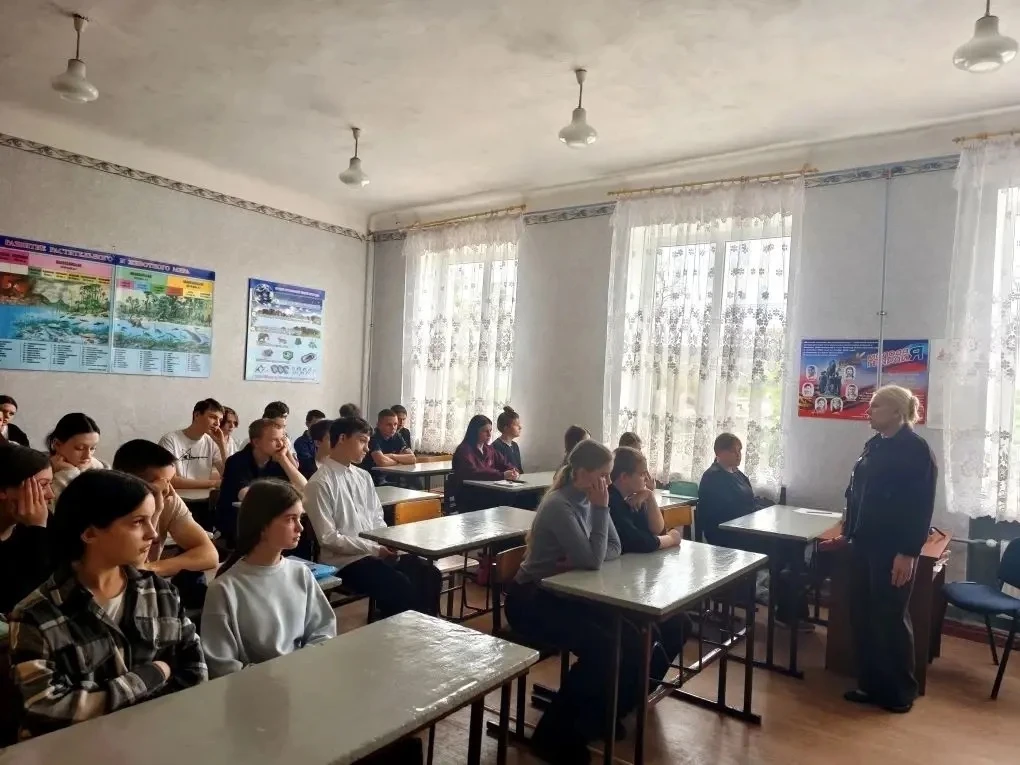 Врач Славяносербской ЦРБ провел комплексную профориентационную и санитарно-просветительскую работу в Лозовской школе
