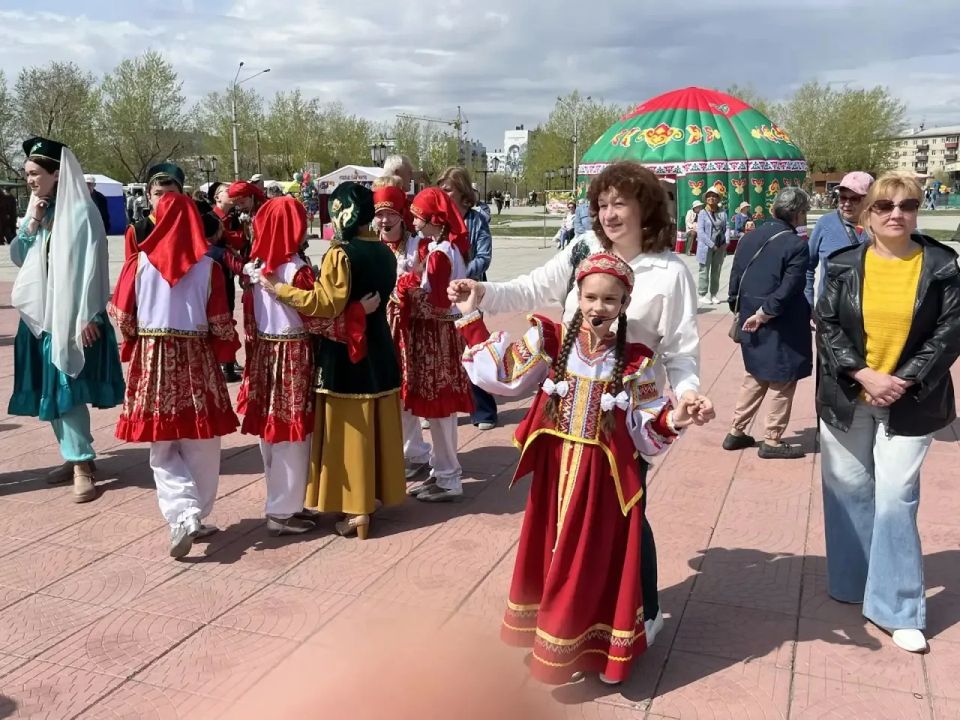 Праздник весны и единства «Сабантуй» проходит сегодня на площади Труда в посёлке Текстильщиков Праздник весны и единства «Сабантуй» проходит сегодня на площади Труда в посёлке Текстильщиков